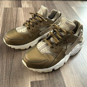 Nike Air Huarache Gold